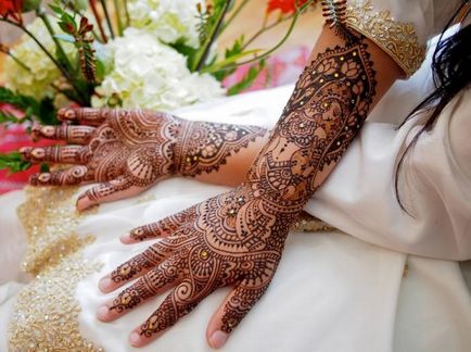 Mehndi henna testfestés (festmény) Mehndi hennafestés a testen