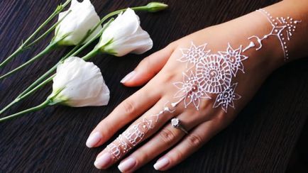 Mehndi henna testfestés (festmény) Mehndi hennafestés a testen