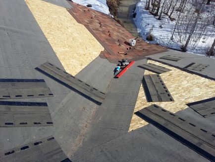 A minimális hajlásszöge a tető a lágy tető a tető pályán puha csempe