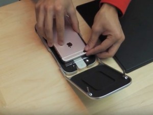 Mobile в apple store будуть наклеювати плівки на iphone за допомогою спеціального приладу від belkin