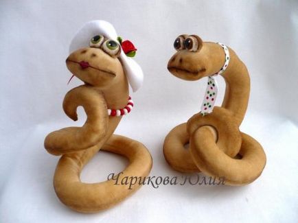 O jucărie de șarpe moale este un simbol al anului 2013