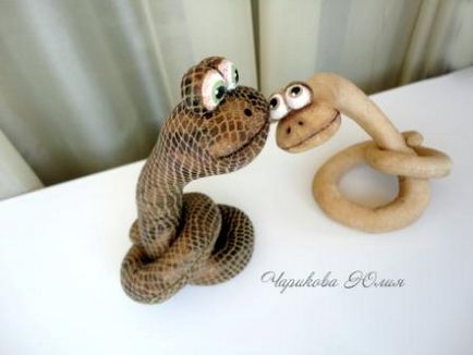O jucărie de șarpe moale este un simbol al anului 2013