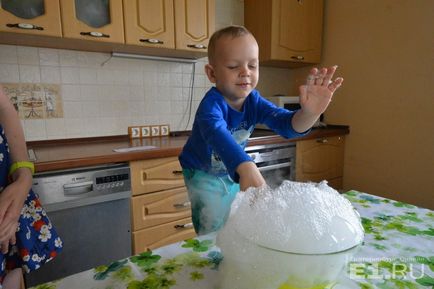 Spectacolul științific în bucătărie - 3 face ca gheața să cânte și să facă - bombe - împreună cu o mamă mare cu