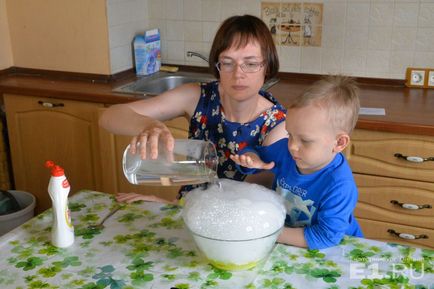 Spectacolul științific în bucătărie - 3 face ca gheața să cânte și să facă - bombe - împreună cu o mamă mare cu