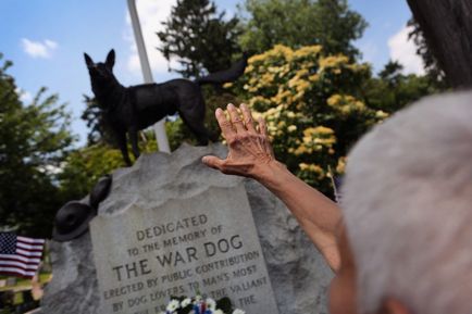 Пам'ятники службовим собакам