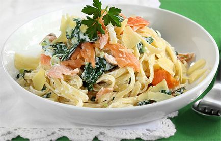 Pasta fettuccine cu somon în sos de smântână pas cu pas