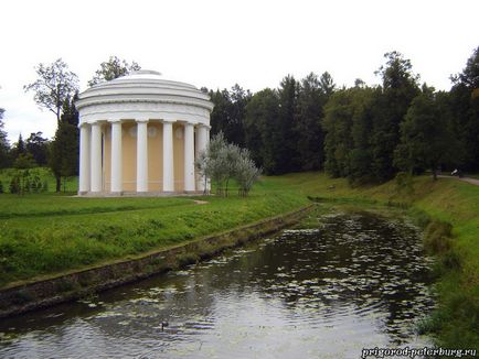Pavilionul Templului Prieteniei - cel mai recunoscut punct de reper al parcului Pavlovsky, suburbiile