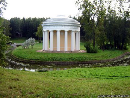 Pavilionul Templului Prieteniei - cel mai recunoscut punct de reper al parcului Pavlovsky, suburbiile