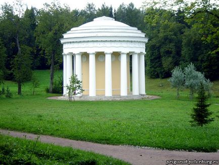 Павільйон храм дружби - сама впізнанна пам'ятка павловского парку, передмістя