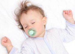 Чому дитина уві сні скрипить зубами (бруксизм) причини і лікування