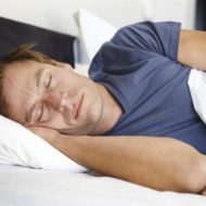 Чи корисно спати на спині чи ні і шкідливо спати на надувному матраці і поролоні
