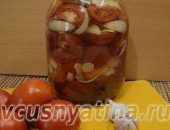 Tomatele conservate în felii cu ceapă și unt pentru iarnă