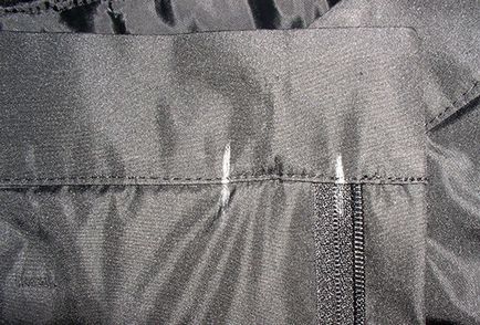 Secvența de a coase pantaloni calzi pe un sintepon pentru un băiat