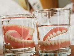 Recomandări către pacienți cu privire la utilizarea protezelor dentare detașabile