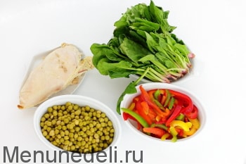 Рецепт салату з куркою і шпинатом