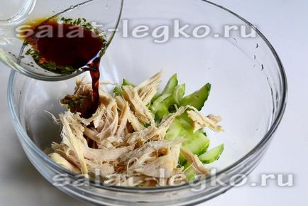 Salată de file de pui cu castraveți proaspeți și sos de soia