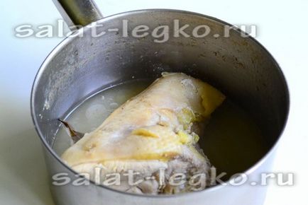 Salată de file de pui cu castraveți proaspeți și sos de soia