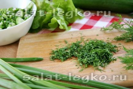 Salată de castraveți și ceapă verde cu rețetă smântână cu fotografie