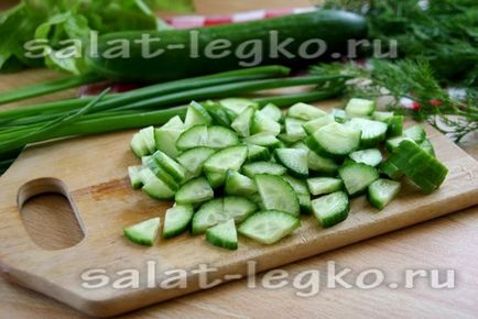 Salată de castraveți și ceapă verde cu rețetă smântână cu fotografie
