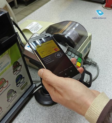Smartphone helyettesíti a bankkártya a példa a HTC és a „pénztárca” alkalmazási berendezések