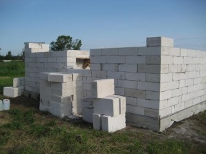 Construind o casă de blocuri de gros cu mâinile lor