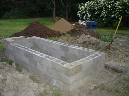 Construind o casă de blocuri de gros cu mâinile lor