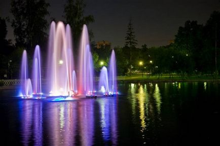 Mers pe jos de mers pe jos parcul Lianozovo din Moscova