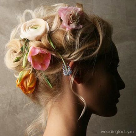Весільні зачіски з живими квітами