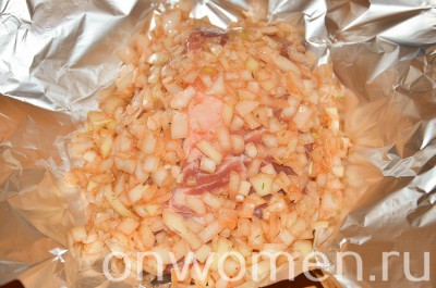 Свинячий ошийок, запечений в цибулі рецепт з фото
