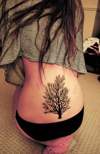 Tattoo pe spate pentru fete, fotografie a tatuajului pe spate