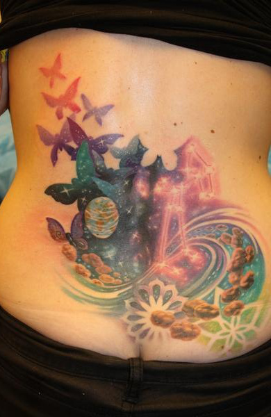 Tattoo pe spate pentru fete, fotografie a tatuajului pe spate