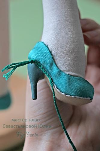 Туфлі на підборах для текстильної ляльки