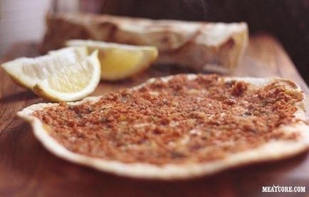 Turc Lahmajun sau tortilla turcească cu carne gătită acasă