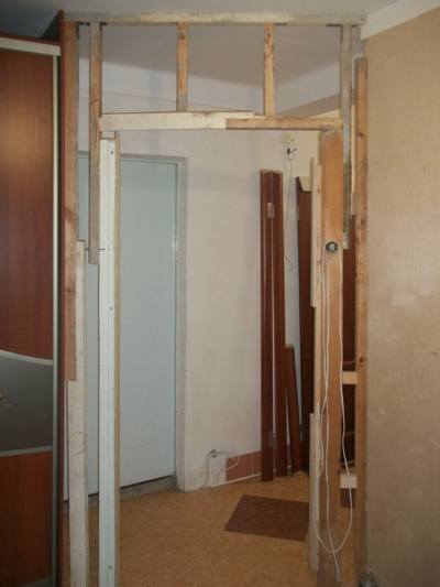 Instalarea ușilor interioare în pereți despărțitori, fixarea pe un cadru din lemn sau metal