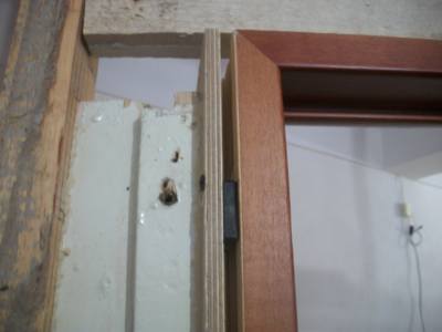 Установка міжкімнатних дверей в перегородках, кріплення до дерев'яного або металевого каркасу