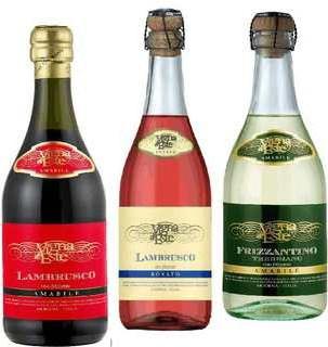 Exprimarea vinului Lambrusco și o strălucire de bucurie într-un pahar