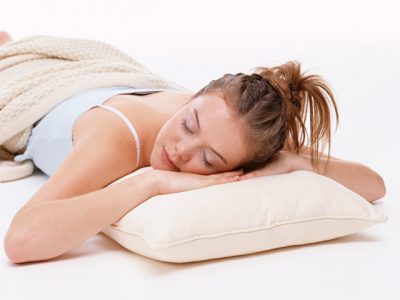В якому становищі краще спати для хребта корисно лежати на підлозі під час сну