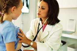 Întrebările adresate ginecologului pediatru sunt motivele vizitei când fetița trebuie prezentată mai întâi medicului