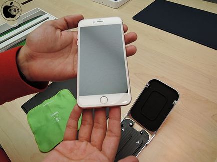 У японських apple store з'явилася послуга з наклейки захисної плівки на iphone за допомогою