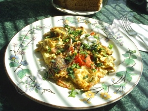 Яєчня з помідорами - смачний домашній покроковий рецепт з фото