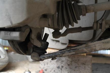Cseréje golyóscsapágy Ford Focus 2 saját kezűleg (csere gömbcsukló hangsúly a kezét) Cseréje golyóscsapágy Ford Focus 2 saját kezűleg
