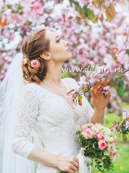 Живі квіти в зачісці нареченої