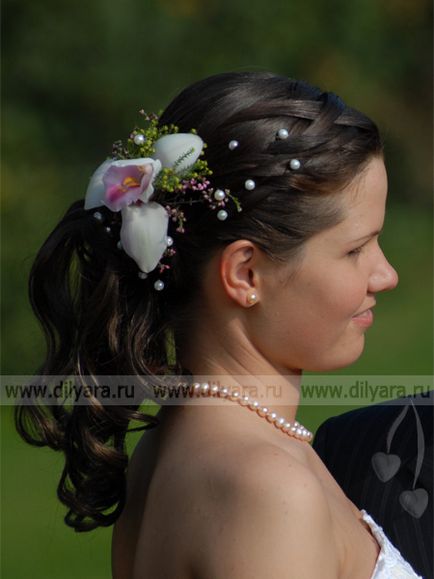 Friss virágok a menyasszony haját