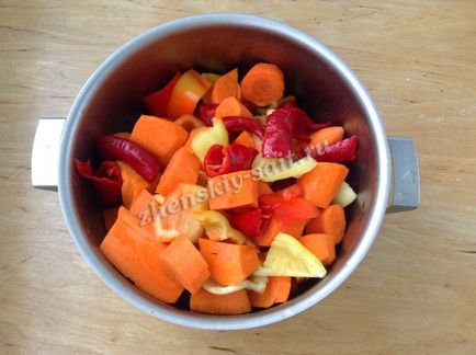 Adjika roșii, morcovi, ardei, usturoi, mere - pentru iarnă