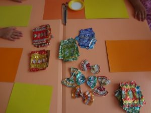 Aplicarea clovnelor din hârtie colorată, tesatura și împachetări