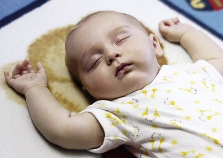 Somnul neliniștit la sugari nou-născut copil adormit adormit, grunting, fidgeting