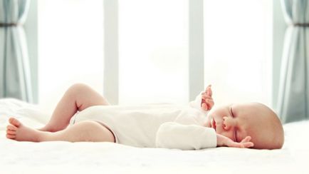 Somnul neliniștit la sugari nou-născut copil adormit adormit, grunting, fidgeting