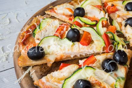 Цільнозерновий піца з куркою і оливками