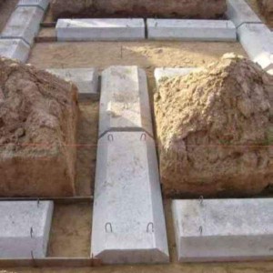 Subsol din cărămizi pe o fundație de benzi în construcția de clădiri