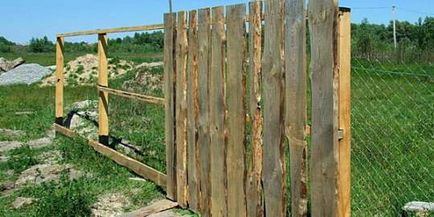Дерев'яний суцільний паркан з необрізної дошки правильна установка і догляд за ним